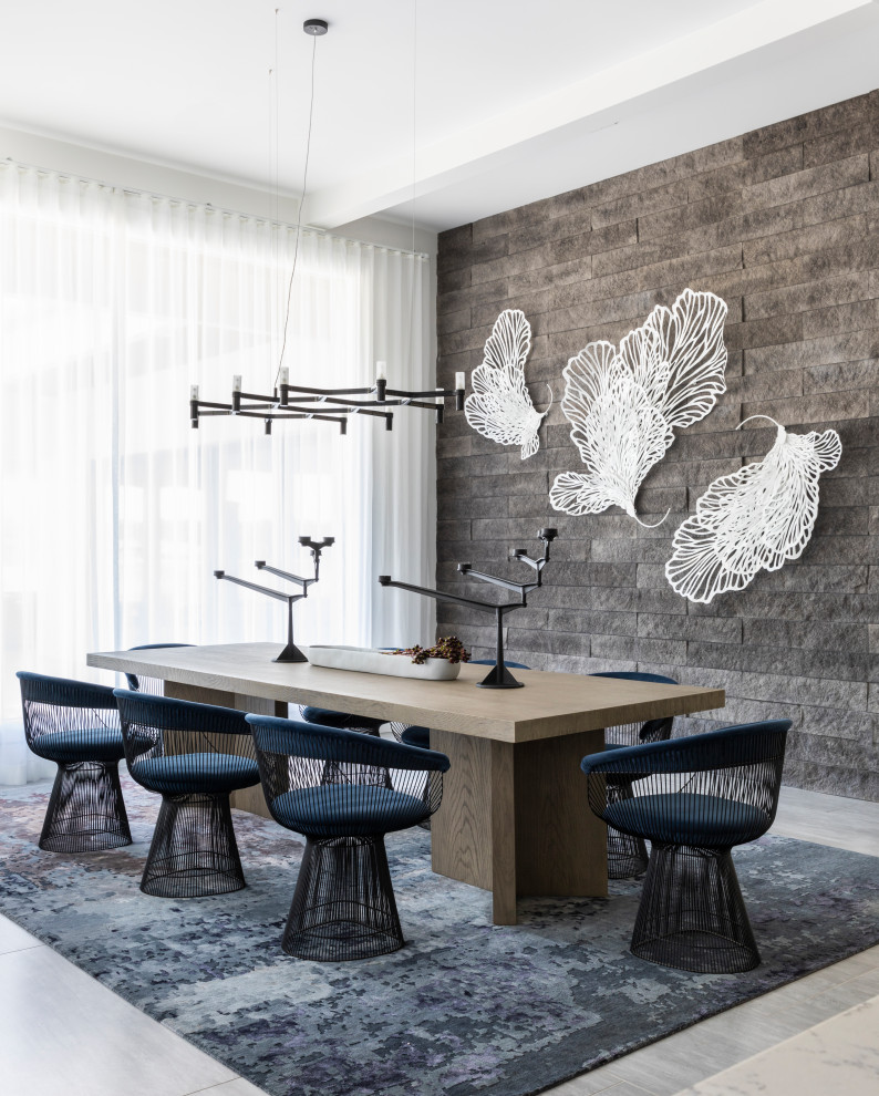 Ispirazione per una sala da pranzo design con pareti grigie e pavimento grigio