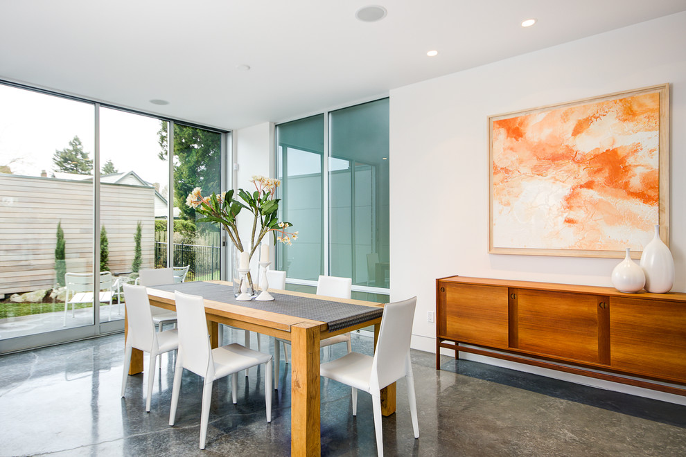 Idée de décoration pour une salle à manger minimaliste avec sol en béton ciré.