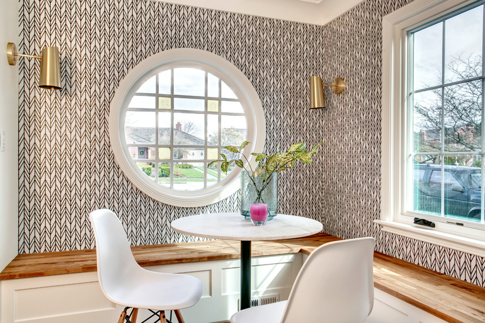 Immagine di una sala da pranzo aperta verso il soggiorno classica con pareti multicolore
