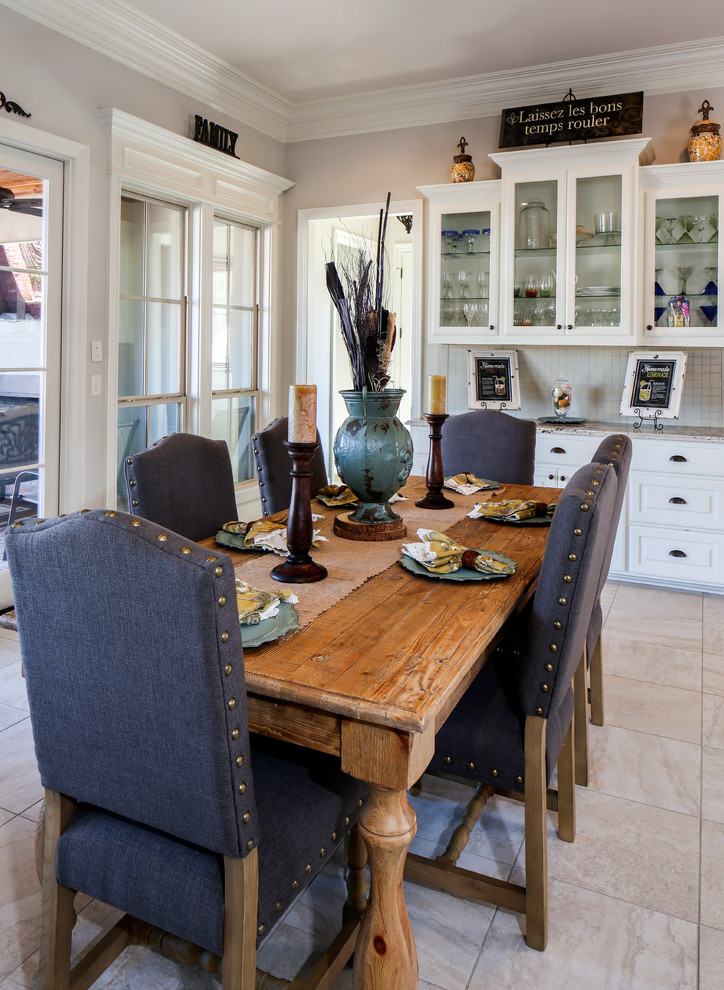 Exemple d'une grande salle à manger ouverte sur la cuisine chic avec un mur gris et un sol en carrelage de céramique.