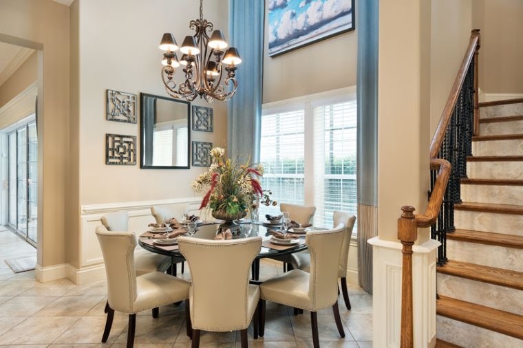 Immagine di una sala da pranzo aperta verso il soggiorno chic con pareti blu e pavimento con piastrelle in ceramica