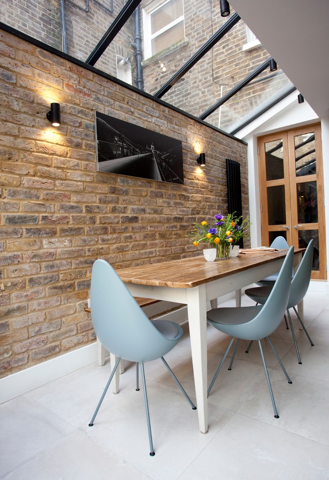 Idee per una grande sala da pranzo aperta verso la cucina minimal con pareti marroni e pavimento con piastrelle in ceramica