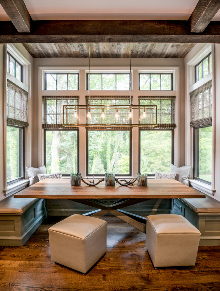 Exemple d'une salle à manger chic avec un sol en bois brun.
