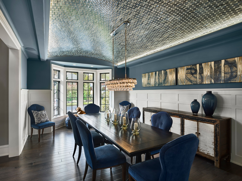 Exemple d'une salle à manger chic fermée et de taille moyenne avec un mur bleu et parquet foncé.