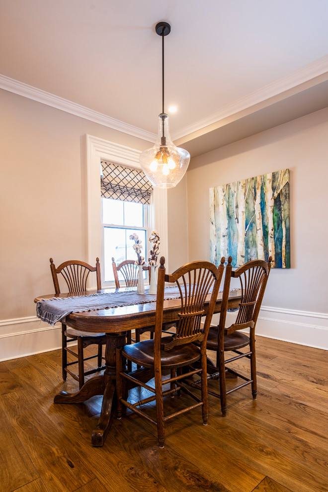 Idee per una sala da pranzo aperta verso la cucina classica di medie dimensioni con pareti grigie, pavimento in legno massello medio e pavimento marrone