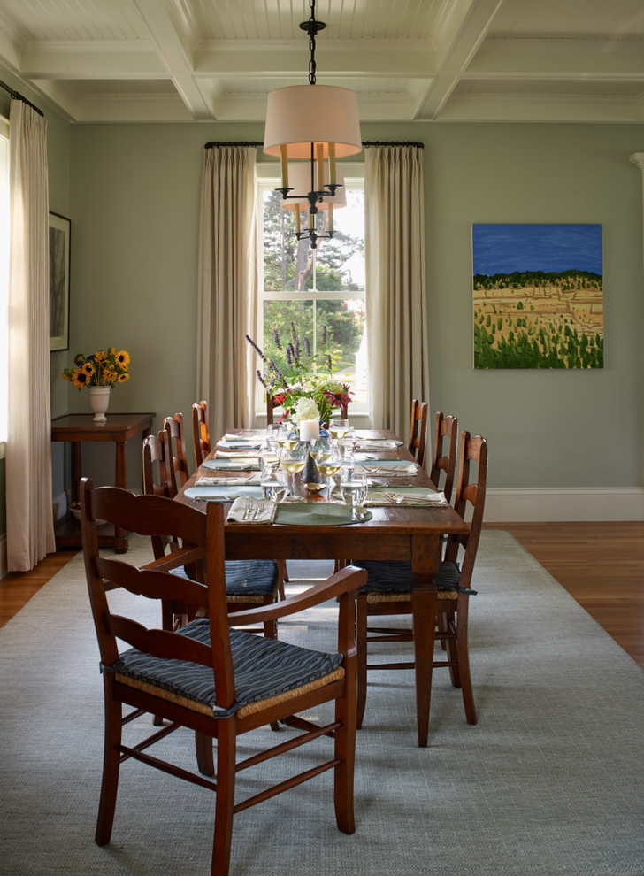 Immagine di una sala da pranzo aperta verso il soggiorno tradizionale di medie dimensioni con pareti verdi, pavimento in legno massello medio e nessun camino