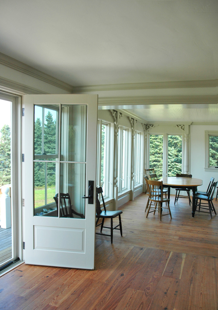 Diseño de comedor de estilo de casa de campo de tamaño medio abierto con paredes blancas y suelo de madera en tonos medios