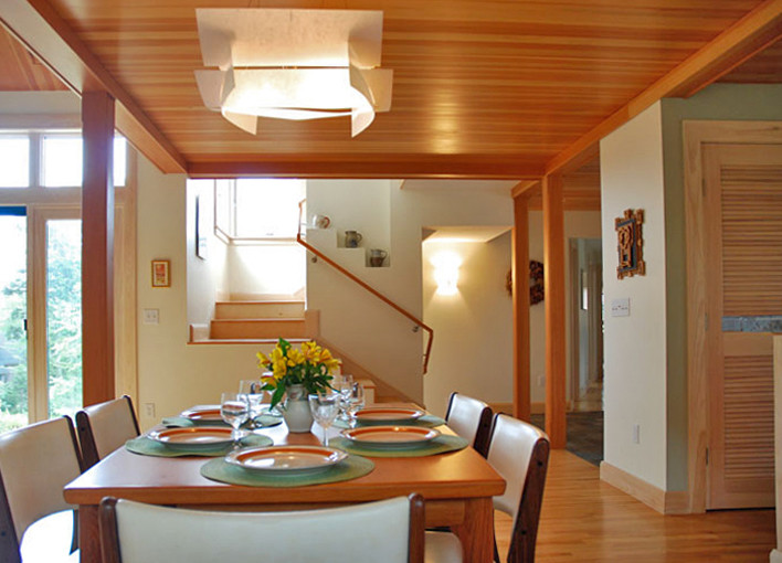 Idée de décoration pour une salle à manger ouverte sur le salon design de taille moyenne avec un mur blanc, parquet clair, aucune cheminée et un sol marron.