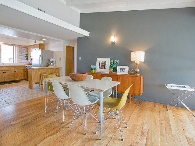 Идея дизайна: гостиная-столовая среднего размера в стиле ретро с серыми стенами и светлым паркетным полом