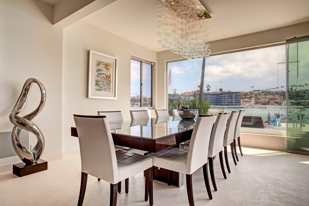 Réalisation d'une salle à manger design avec un mur beige et moquette.