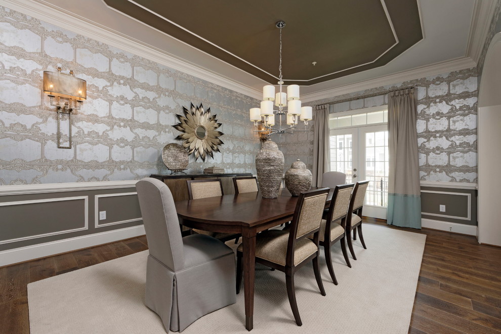 Idee per una sala da pranzo tradizionale con pareti con effetto metallico, pavimento in legno massello medio e pavimento marrone
