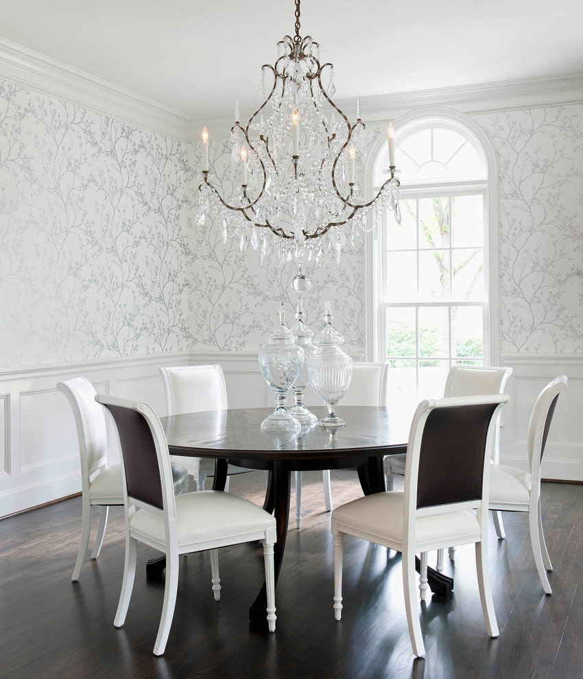 Cette image montre une salle à manger traditionnelle avec un mur blanc et parquet foncé.