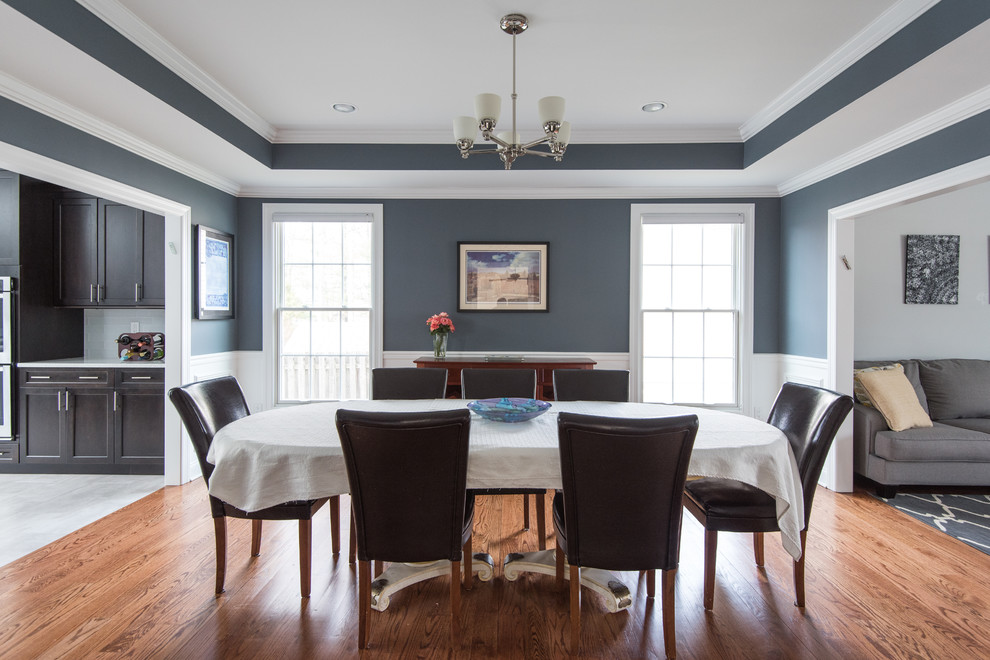 Ejemplo de comedor clásico de tamaño medio abierto sin chimenea con paredes azules y suelo de madera en tonos medios