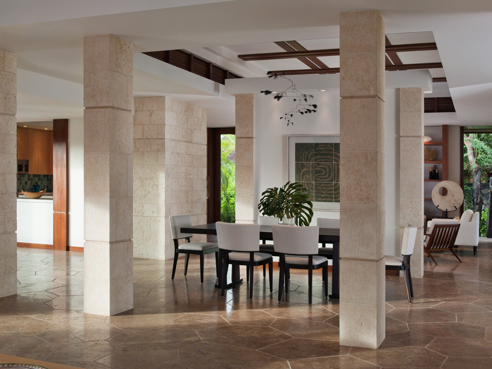 Пример оригинального дизайна: огромная гостиная-столовая в восточном стиле с бежевыми стенами и полом из керамической плитки