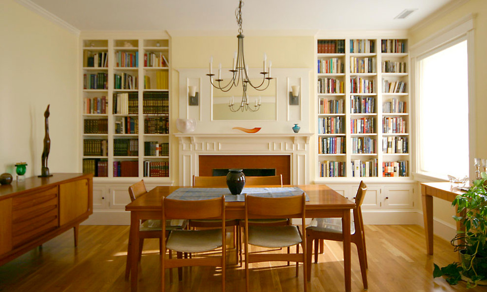 Mittelgroße Klassische Wohnküche mit beiger Wandfarbe, hellem Holzboden, Kamin und gefliester Kaminumrandung in Boston