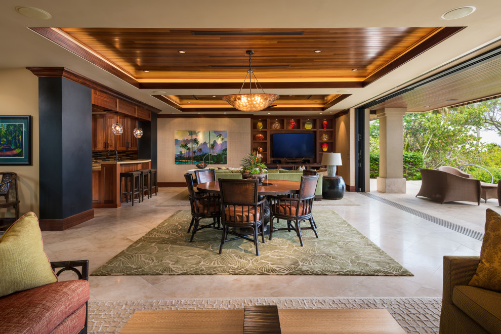 Esempio di una sala da pranzo aperta verso il soggiorno tropicale con pareti beige e pavimento beige