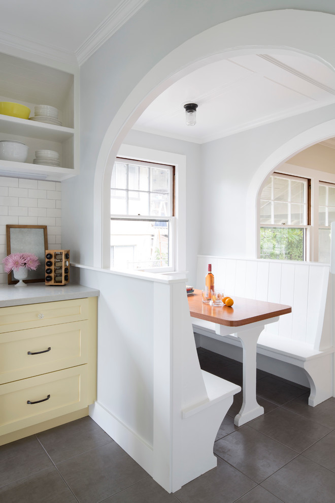 Kleine Klassische Wohnküche ohne Kamin mit weißer Wandfarbe und Keramikboden in Hawaii