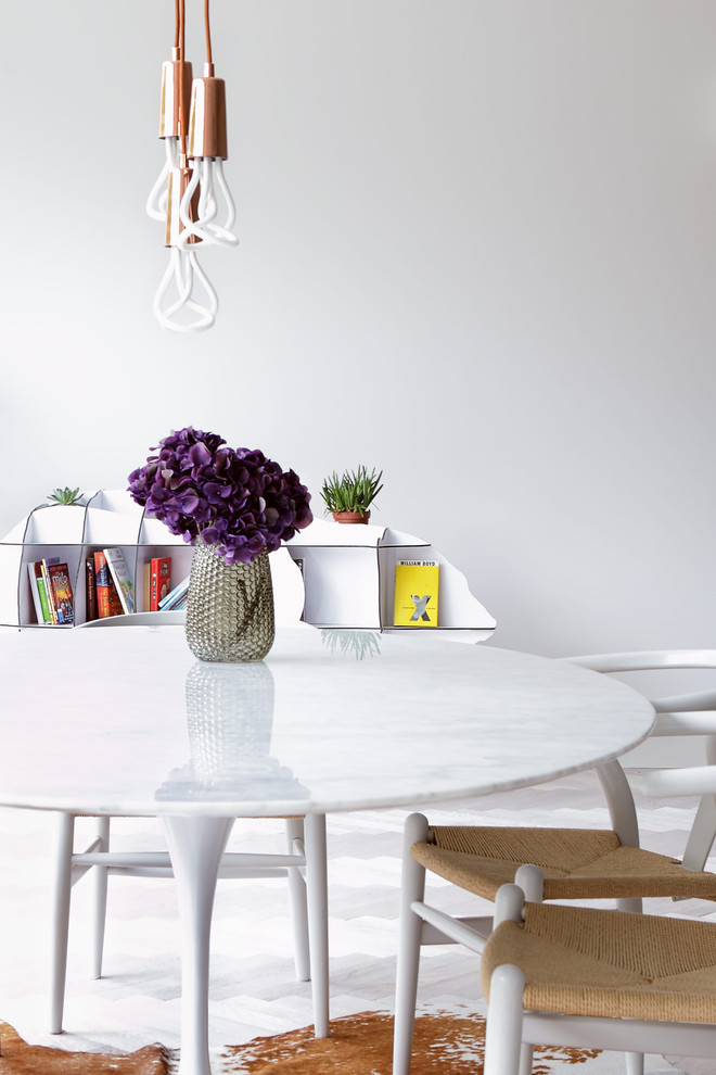 Idee per una sala da pranzo minimal di medie dimensioni con pareti bianche