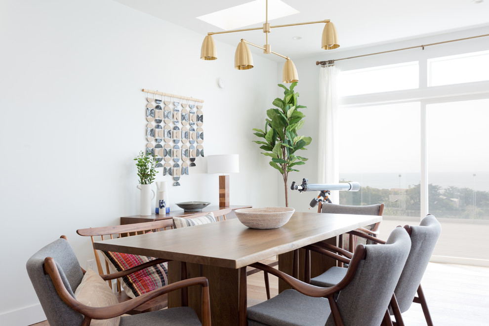 Ispirazione per una sala da pranzo stile marinaro con pareti bianche, parquet chiaro e pavimento beige