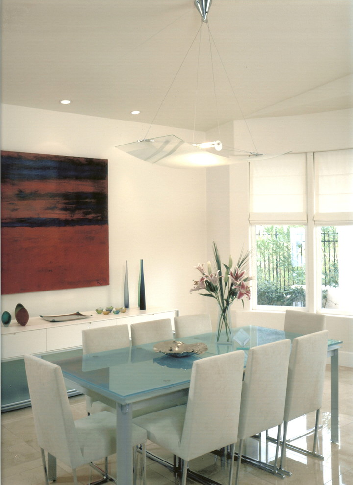 Immagine di una sala da pranzo minimal con pareti bianche