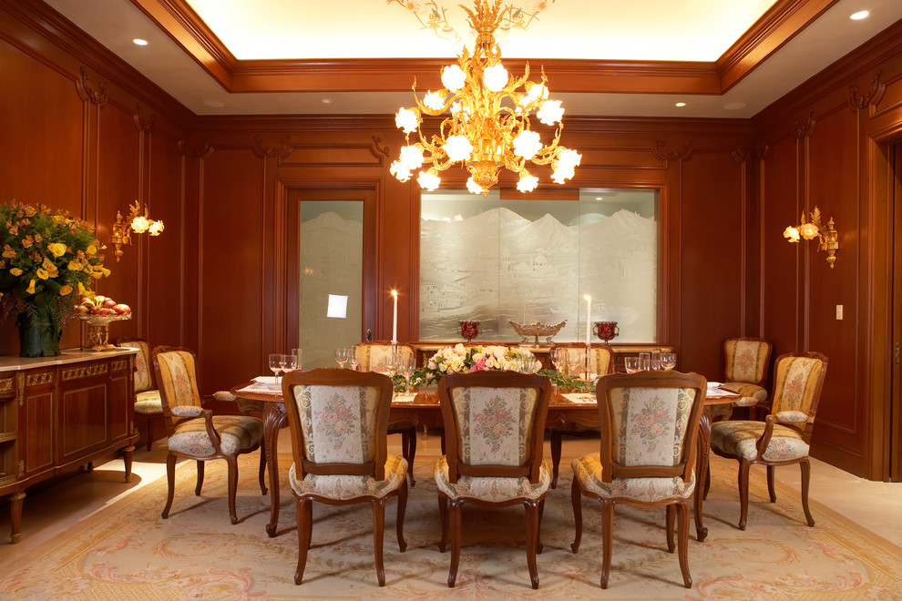 Пример оригинального дизайна: большая отдельная столовая в классическом стиле с коричневыми стенами