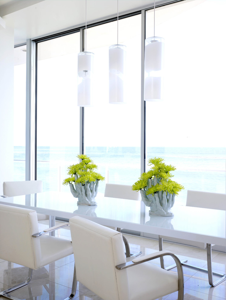Immagine di una sala da pranzo stile marinaro con pareti bianche