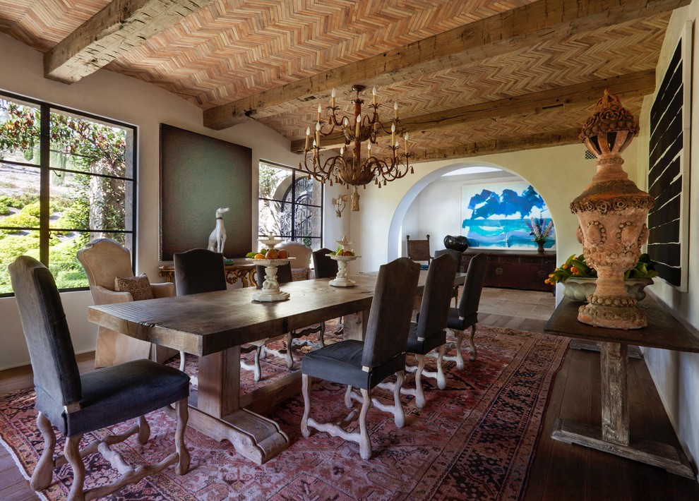 Esempio di una sala da pranzo mediterranea chiusa con pareti beige, pavimento in legno massello medio e pavimento marrone