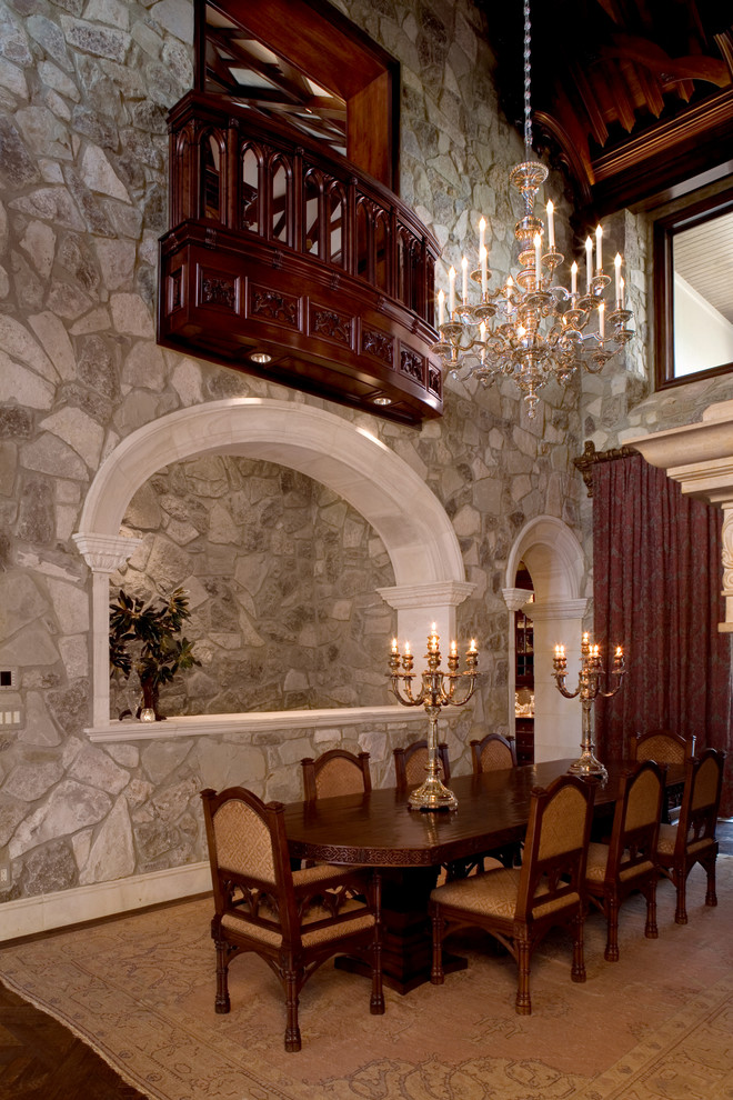 Immagine di una sala da pranzo classica con parquet scuro