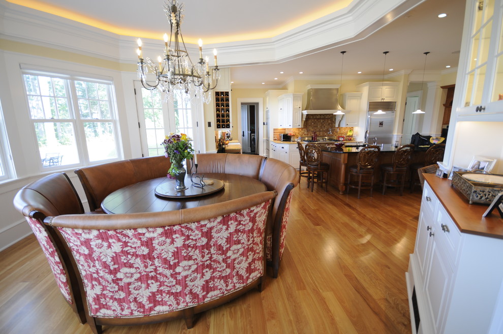 Imagen de comedor clásico de tamaño medio abierto con paredes beige y suelo de madera en tonos medios