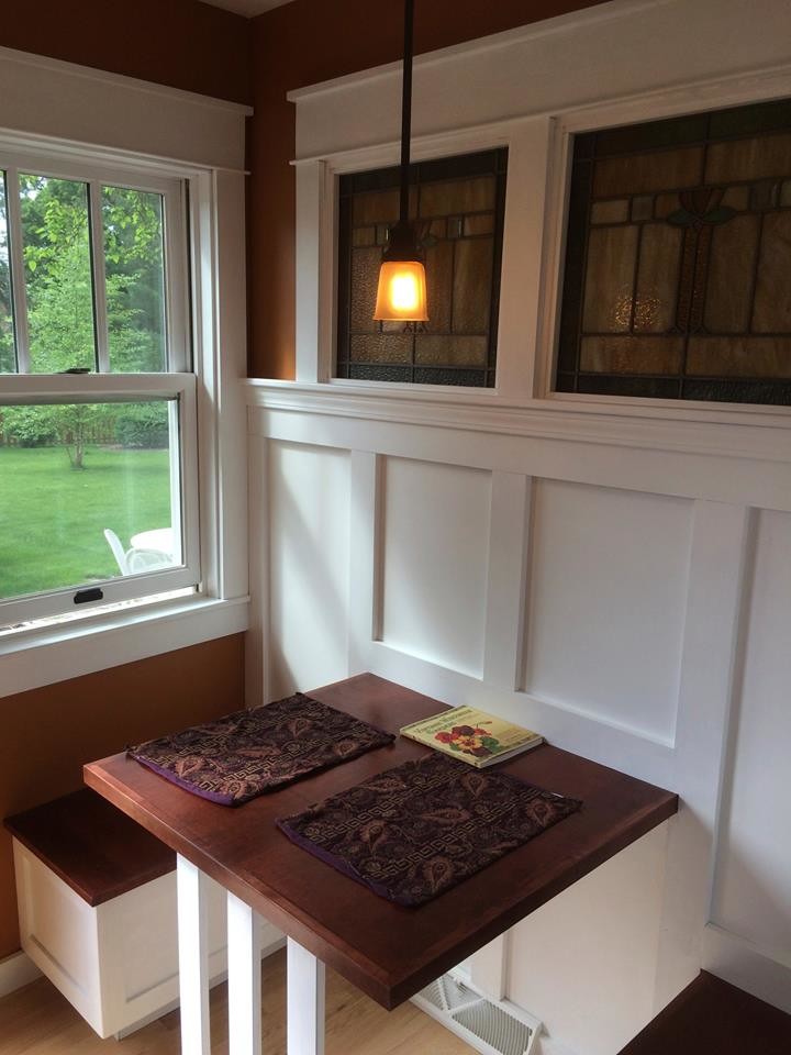 Geschlossenes, Kleines Uriges Esszimmer ohne Kamin mit oranger Wandfarbe und hellem Holzboden in Milwaukee