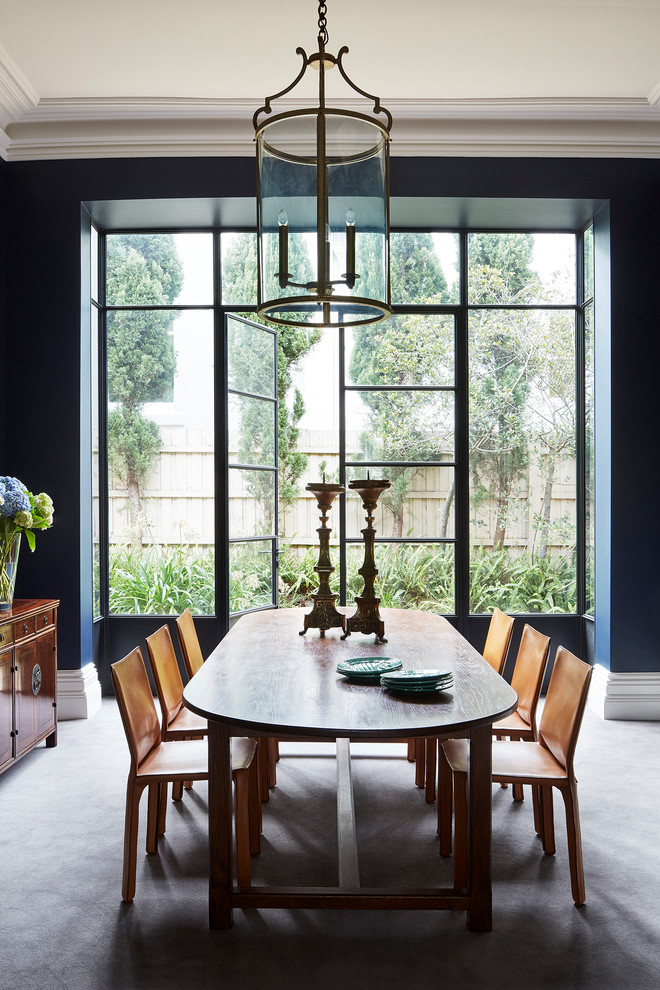 Inspiration för stora klassiska separata matplatser, med blå väggar, heltäckningsmatta och grått golv