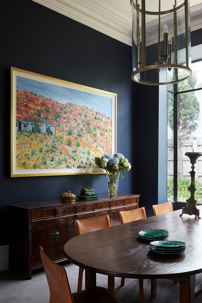 Idée de décoration pour une grande salle à manger tradition fermée avec un mur bleu, moquette et un sol gris.
