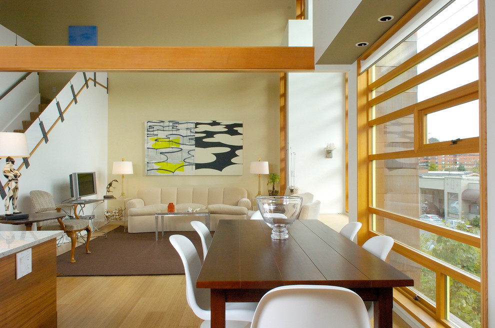 Cette image montre une salle à manger minimaliste avec parquet clair.