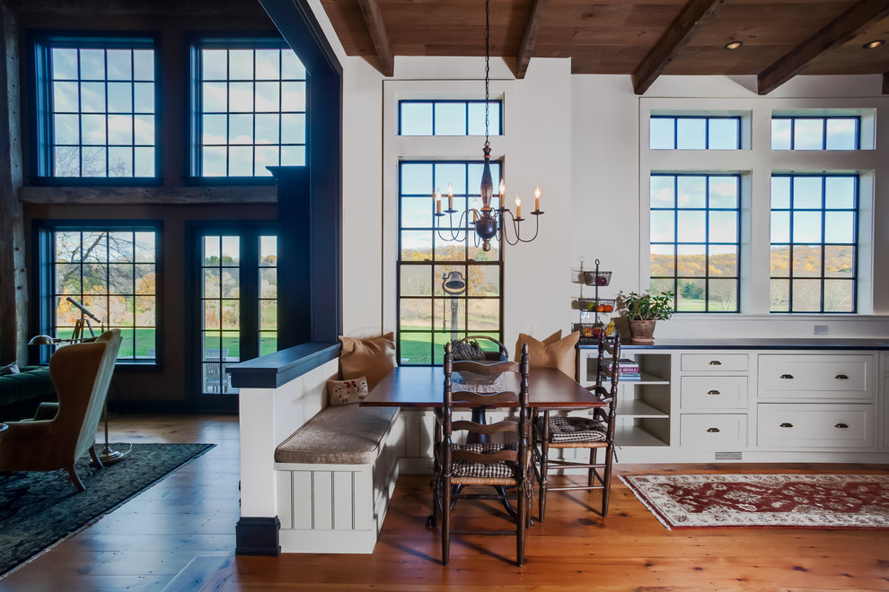 Landhausstil Wohnküche mit weißer Wandfarbe, braunem Holzboden und braunem Boden in Philadelphia