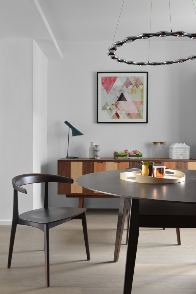 Стильный дизайн: столовая в скандинавском стиле с белыми стенами и светлым паркетным полом - последний тренд