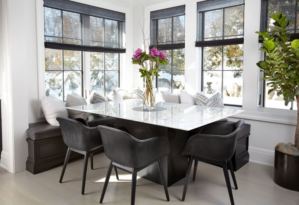 Immagine di una sala da pranzo aperta verso la cucina chic di medie dimensioni con pareti bianche e parquet chiaro