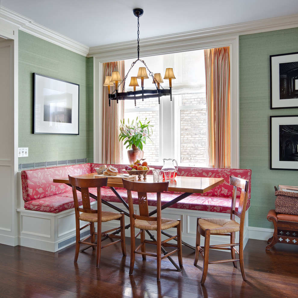 Esempio di una sala da pranzo aperta verso il soggiorno chic di medie dimensioni con pareti verdi, pavimento in legno massello medio e nessun camino