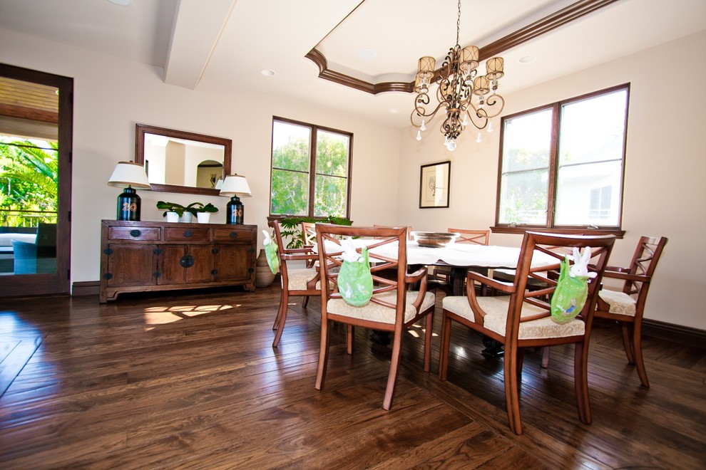 Ispirazione per una sala da pranzo design di medie dimensioni con pareti beige e pavimento in legno massello medio