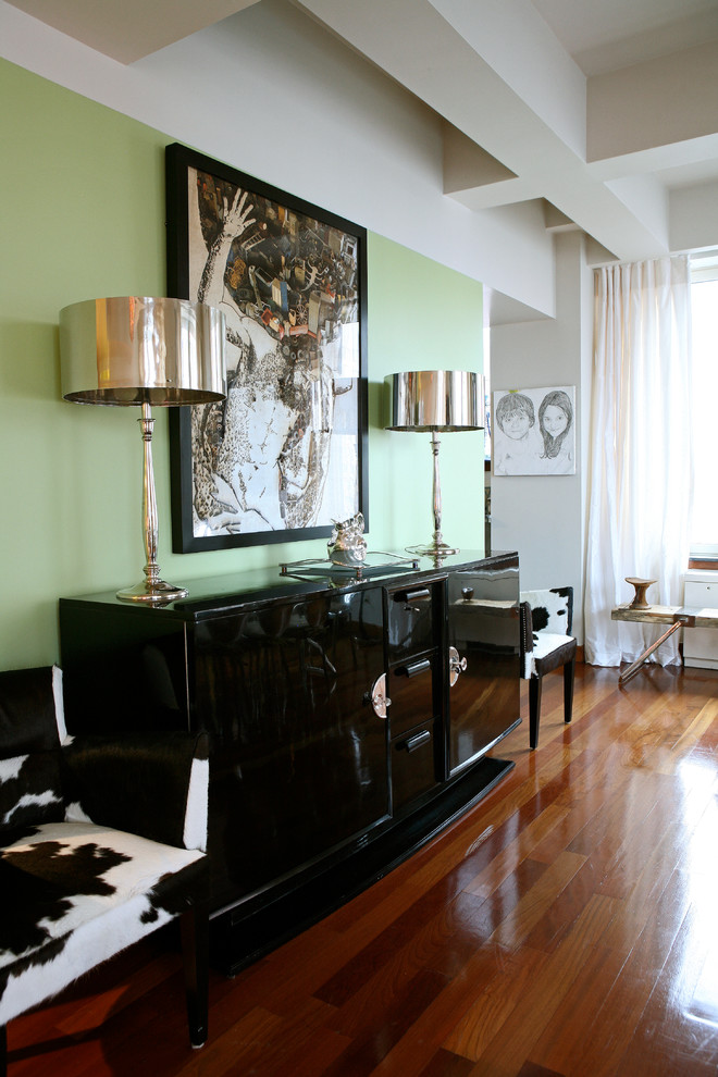 Modernes Esszimmer mit grüner Wandfarbe und braunem Holzboden in New York