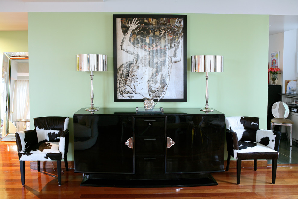 На фото: столовая в современном стиле с зелеными стенами и паркетным полом среднего тона
