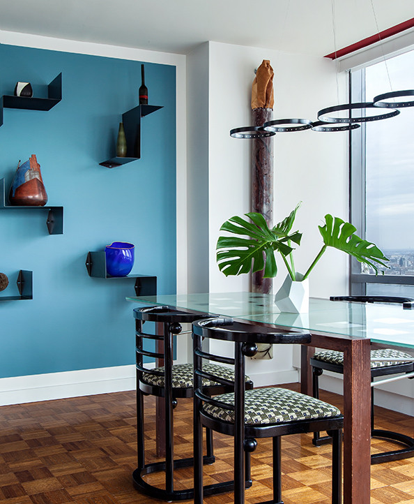 Esempio di una sala da pranzo aperta verso la cucina moderna di medie dimensioni con pareti blu e pavimento in legno massello medio