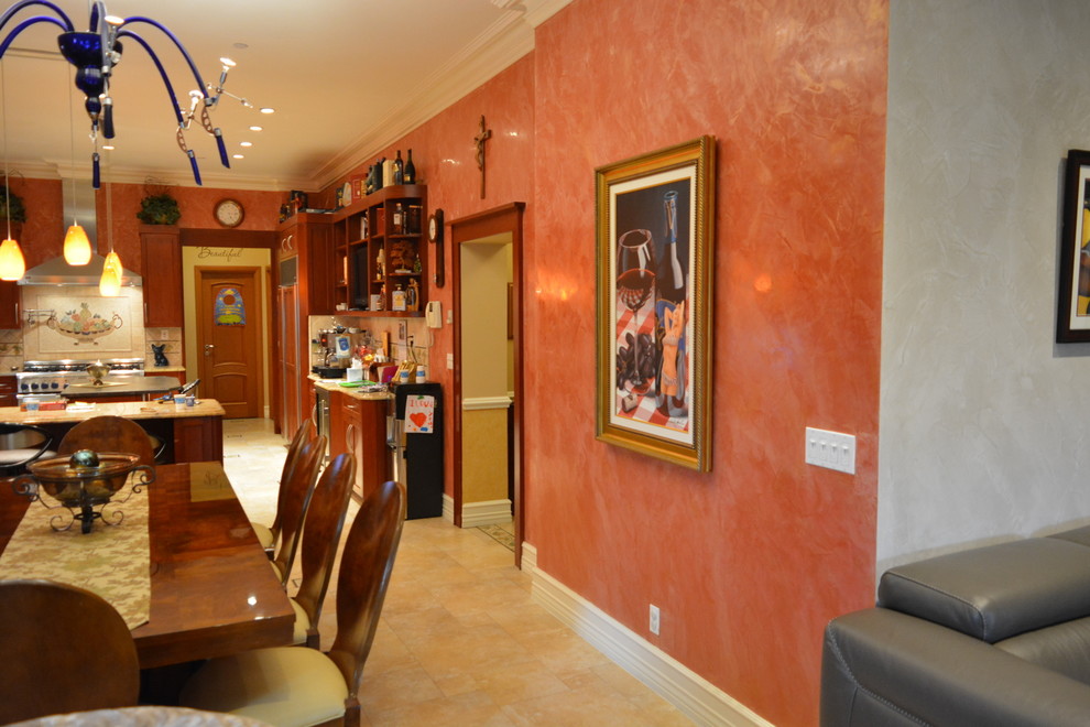 Стильный дизайн: кухня-столовая среднего размера в классическом стиле с полом из керамической плитки, бежевым полом и красными стенами без камина - последний тренд