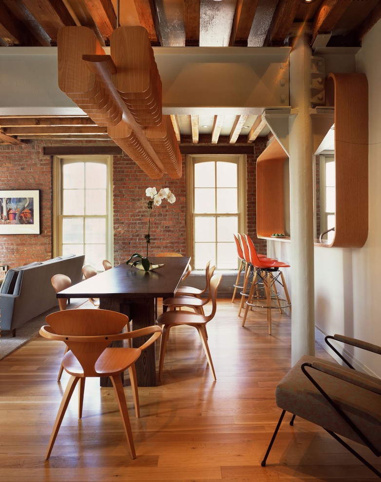 Idee per una sala da pranzo aperta verso il soggiorno moderna con pavimento in legno massello medio