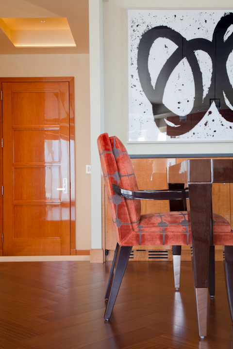 Cette photo montre une salle à manger ouverte sur le salon tendance de taille moyenne avec un mur beige et un sol en bois brun.
