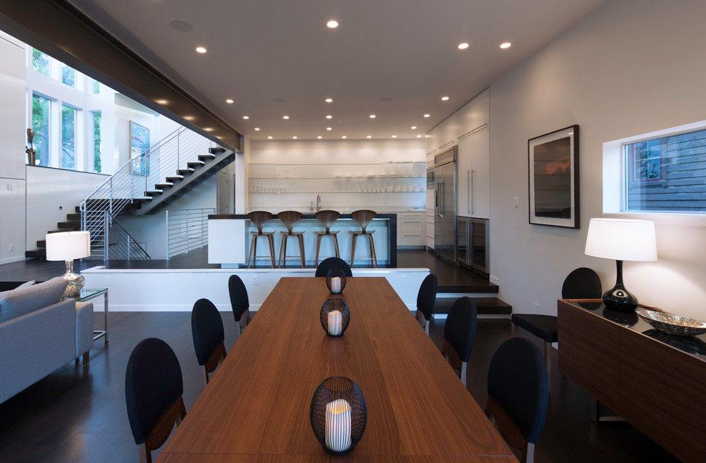 Esempio di una grande sala da pranzo contemporanea chiusa con pareti bianche e parquet scuro