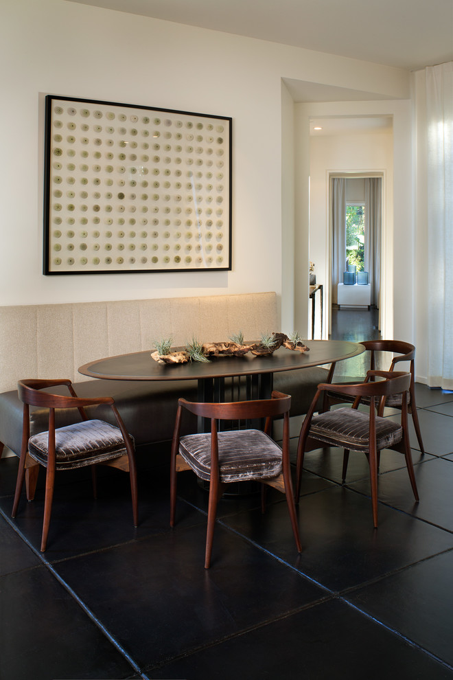 На фото: кухня-столовая среднего размера в стиле модернизм с бежевыми стенами, полом из керамической плитки и черным полом