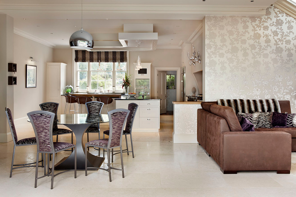 Foto di una sala da pranzo aperta verso il soggiorno contemporanea con pareti beige