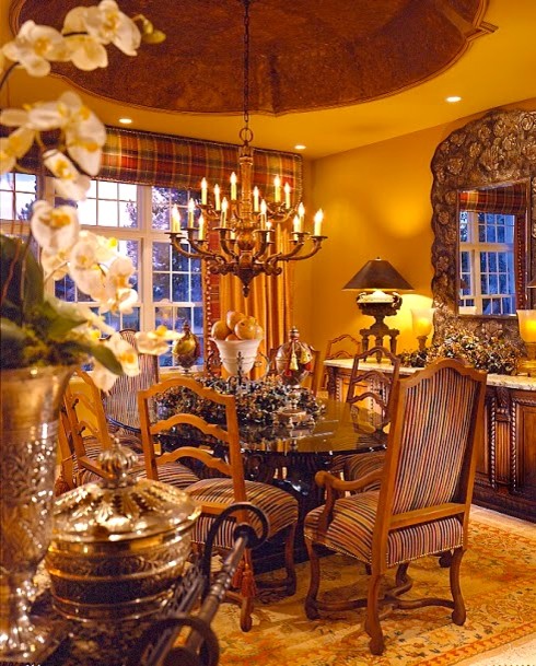 На фото: огромная отдельная столовая в средиземноморском стиле с желтыми стенами и ковровым покрытием