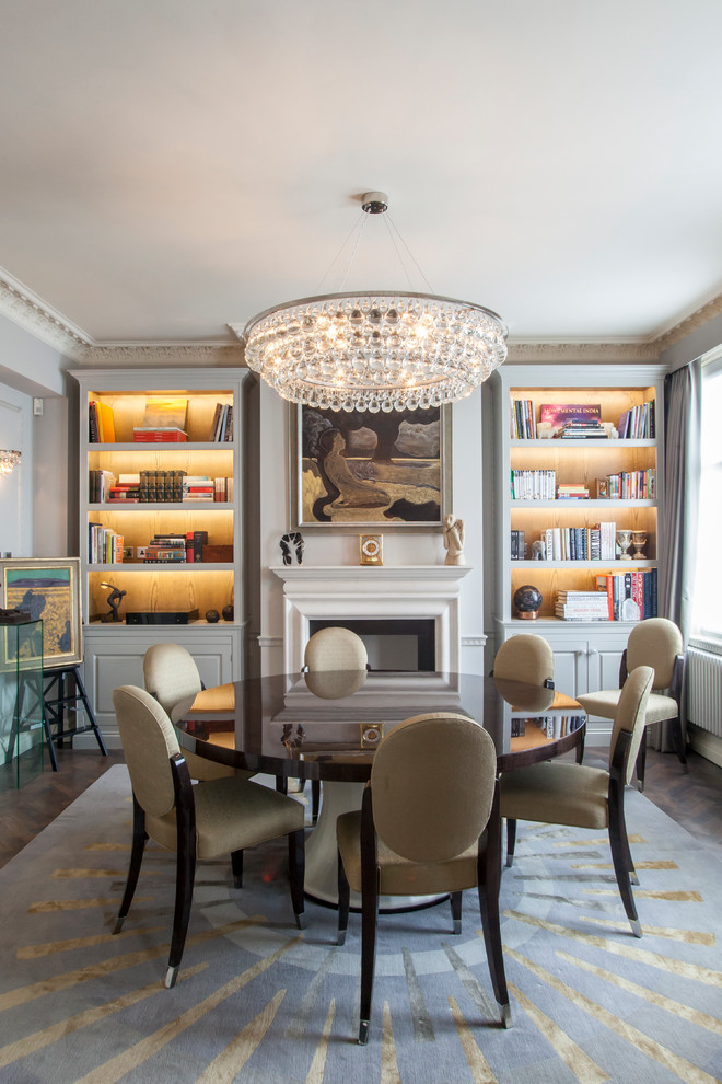 Cette image montre une salle à manger design avec un mur beige, une cheminée standard et moquette.