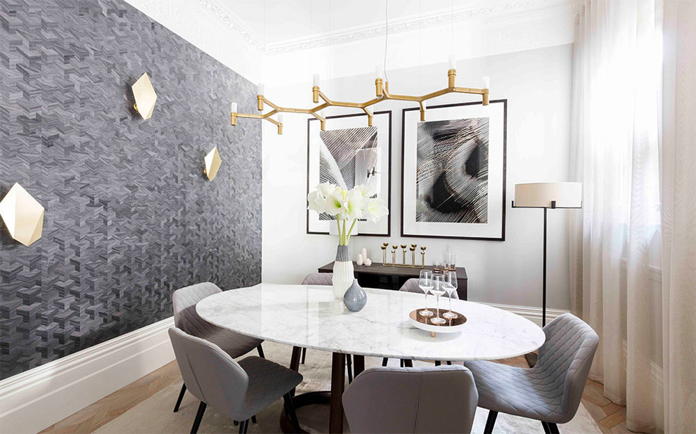 Свежая идея для дизайна: столовая в современном стиле с серыми стенами и светлым паркетным полом без камина - отличное фото интерьера